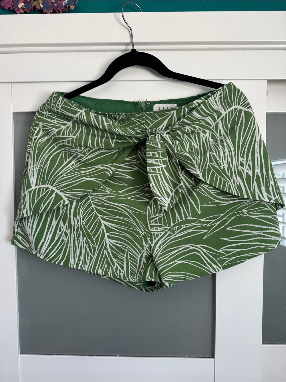 Wander Green Leaf-Print Tie-Waist Skort